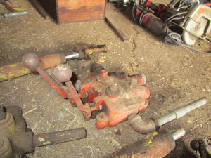 lot 26 image: Hydraulic Cylinders & Controls