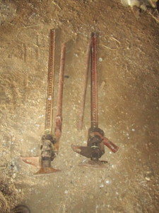 lot 36 image: (2) Hi-Lift Jacks