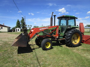 lot 1 image: John Deere 4400 wDual 3100 Loader