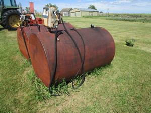 lot 2 image: 500 gal Fuel Tank wElectric Pump
