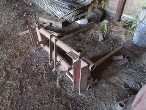 lot 8 image: Bale Fork