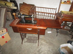 lot 62 image: Vintage Singer Sewing Machine