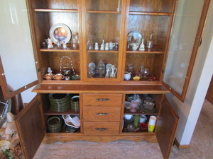 lot 84 image: Contents of Hutch (see all pics)