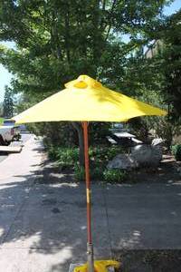 lot 8 image: Yellow PatioBeach Umbrella
