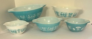 lot 98 image: 5 Vintage Cinderella Hot Air Balloon and Amish Butterprint Pyrex Bowls