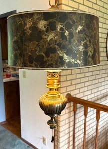 lot 32 image: Elegant Vintage Swag Chain Lamp