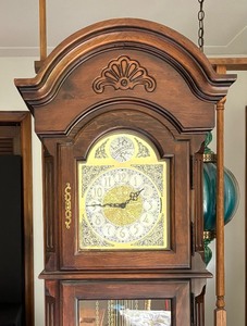 lot 28 image: Vintage Elegant Howard Miller Grandfather Clock