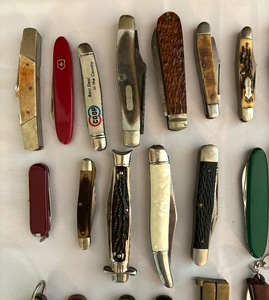 lot 190 image: Grouping of Vintage Pocket Knives