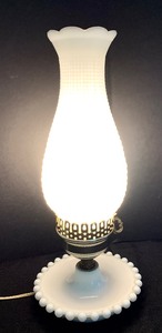 lot 122 image: Vintage 1960s White Hobnail Milk Glass, Tole Era Brass Table Desk Bedroom Reading Lamp