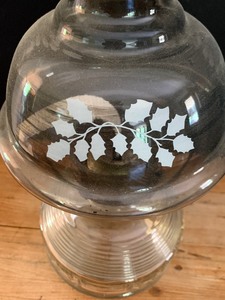 lot 126 image: Pretty Vintage Glass Oil Lamp