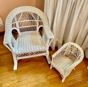 lot 132 image: Vintage Childrens White Wicker Chair and Doll Size White Wicker Chair