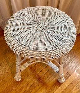 lot 133 image: Pretty Vintage White Wicker Stool
