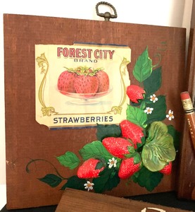 lot 102 image: Variety of Vintage Strawberry Adorned Wall Plaques and More