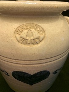 lot 118 image: Vintage Pinewood Valley Country Crock Lamp