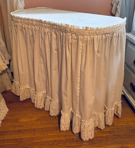 lot 27 image: Pretty Vintage Vanity Table