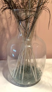 lot 54 image: Pretty Peacock Feathers Set in a Glass Vase
