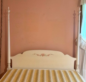 lot 39 image: Fancy Full Size Bed