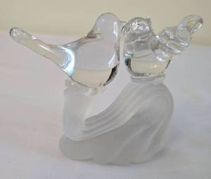 lot 324 image: Pretty Art Glass Options