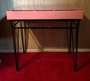 lot 67 image: Vintage Display Case Table with Removable Glass Top