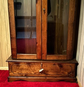 lot 49 image: Wooden Gun Display Case  Glass Front Firearms Display Cabinet