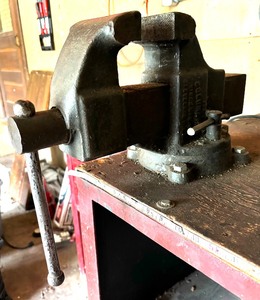 lot 315 image: Columbian Bench Vise