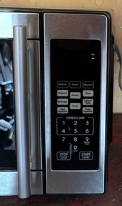 lot 319 image: Black and Decker Microwave