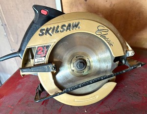 lot 342 image: Skilsaw 5250 Classic 7 14 Circular Saw and Central Pneumatic 406 Jitterbug Sander