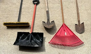 lot 346 image: Long Handled Tool Lot
