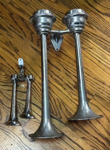 lot 360 image: Vintage Horns