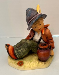 lot 361 image: Five Hummel Figurines