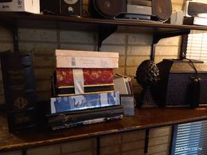 lot 28 image: Shelf of Photo Albums & Decor