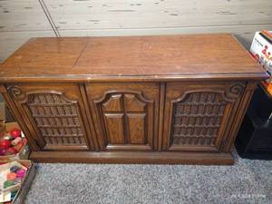 lot 40 image: Vintage Record Player Magnavox Cabinet