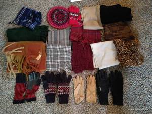 lot 59 image: Winter Accessories