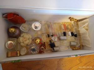 lot 78 image: Box of Perfume Samplers