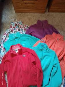 lot 79 image: 6 Zip-up Columbia Fleece Jackets
