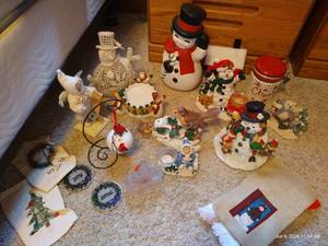 lot 85 image: Christmas Decorations