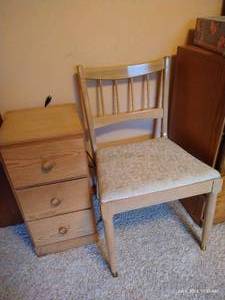 lot 87 image: Mid-Century Chair & Drawers