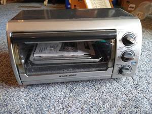 lot 121 image: New Black & Decker Countertop Oven