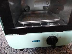 lot 129 image: Dash Mini Toaster Oven