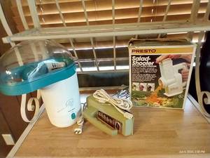 lot 144 image: Air Popper, Sunbeam Mix Master & Salad Shooter