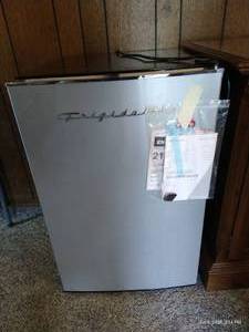 lot 158 image: Frigidaire Small Fridge