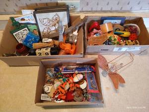 lot 159 image: Magnets, Keychains, Trivets & Coasters