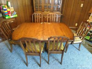 lot 170 image: Beautiful Vintage Ethan Allen Table w Two Leaves & Six Chairs