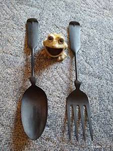 lot 175 image: Fork & Spoon Decor w Sponge Toad