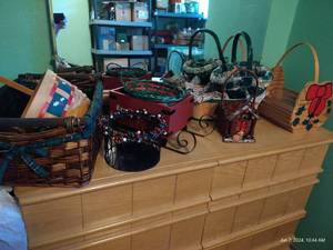lot 187 image: Holiday Baskets