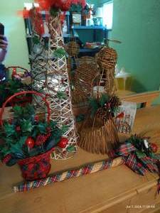 lot 195 image: Christmas Decor