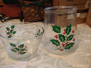 lot 197 image: Vintage Holly Canister & Bowl