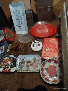 lot 208 image: Christmas Trays