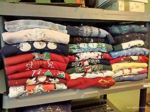 lot 212 image: 24 Sweatshirts