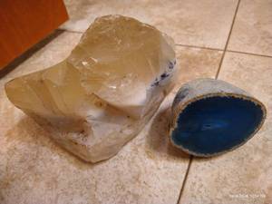 lot 253 image: Large White Cullet Glass Chunk & Blue Geode